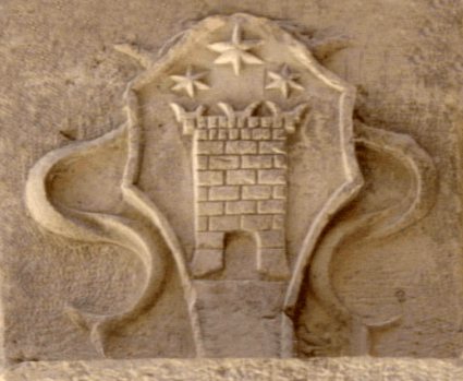 Stemma scolpito sopra il portoncino di ingresso